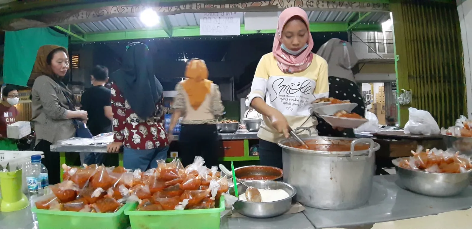 Carissa Kuliner Malam Legendaris Khas Surabaya Sego Sambelan Mak Yeye Wonokromo Ngantrinya Sampai Subuhh 1